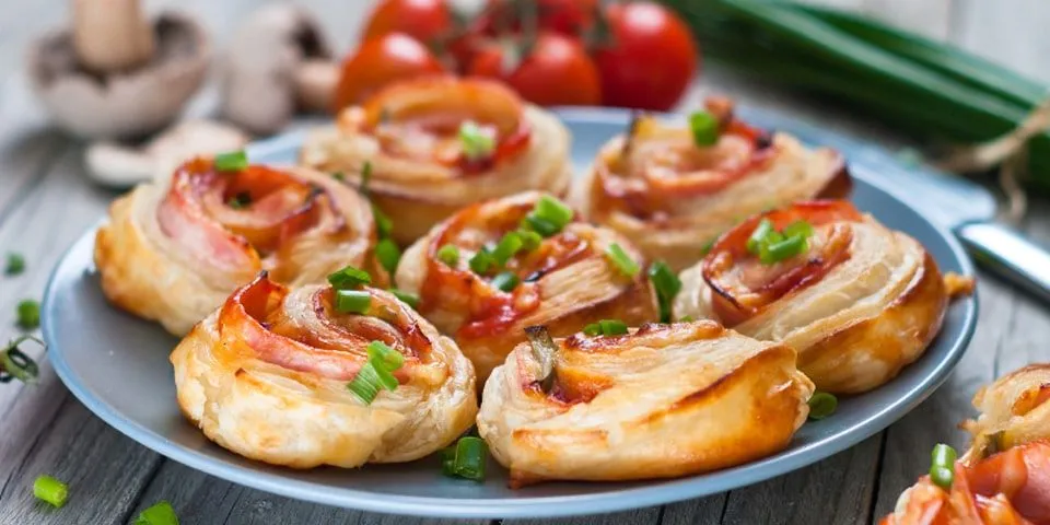 Rotelle di pasta sfoglia al prosciutto crudo e formaggio