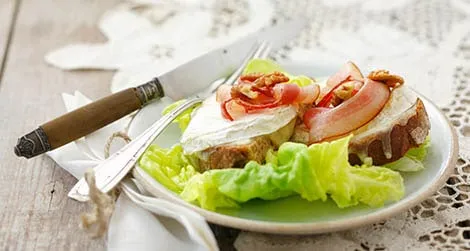 tartine calde con pancetta e formaggio fuso