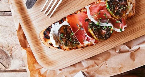 tartine pasquali con speck e funghi su pane tostato