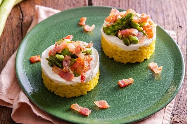 Tortino di riso croccante con stick di guanciale