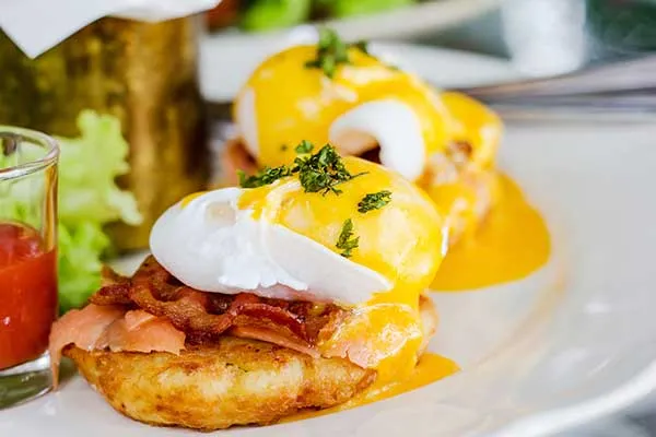 Uova Benedict con pancetta croccante e salsa olandese