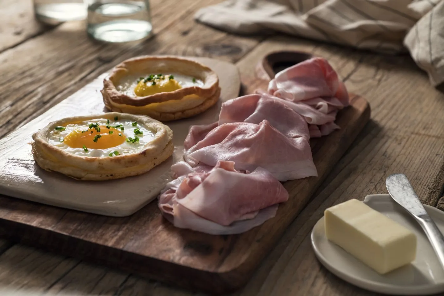 Uova avvolte in pasta sfoglia con prosciutto cotto