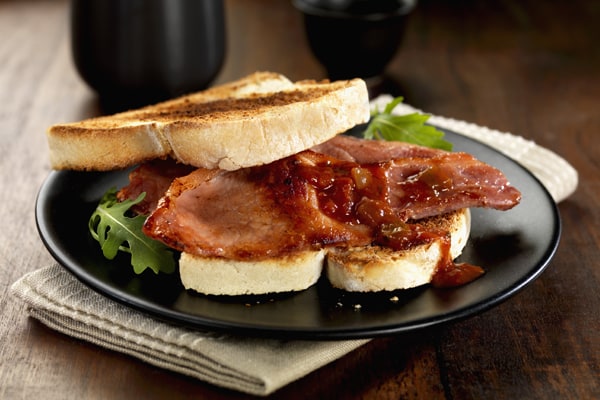 Toast con la pancetta croccante